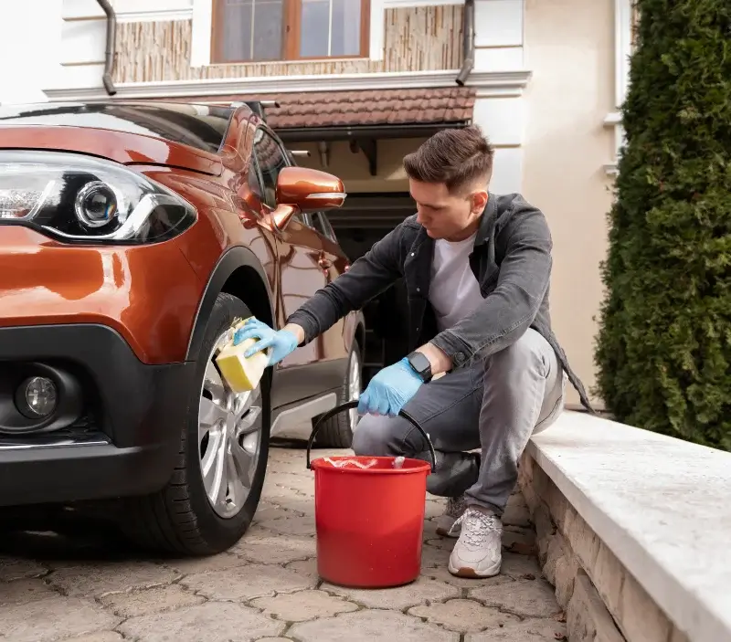 Lavage auto à domicile Bréançon : professionnel intervenant sur un véhicule